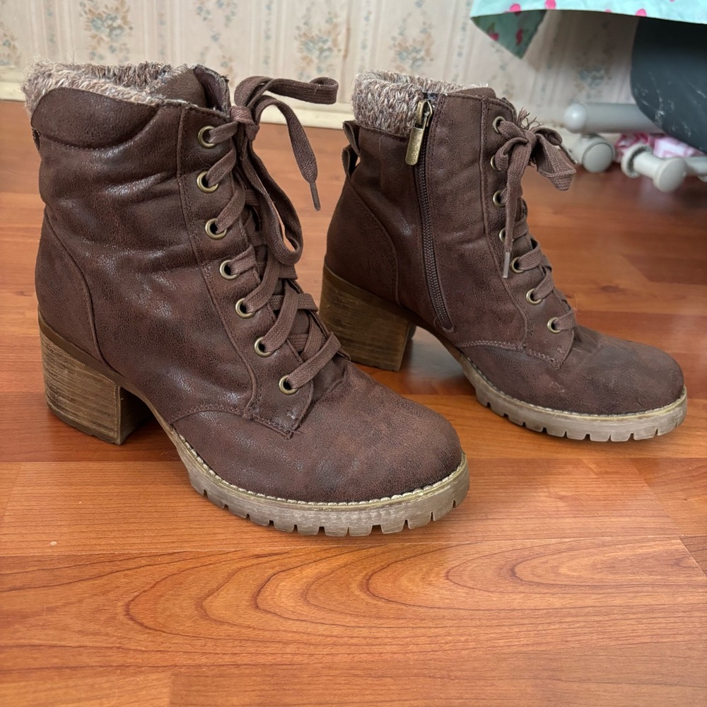 Women’s brown heeled hiker boots size 7.5